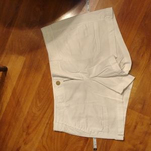 NWOT Old Navy white khaki shorts 3.5" size 10